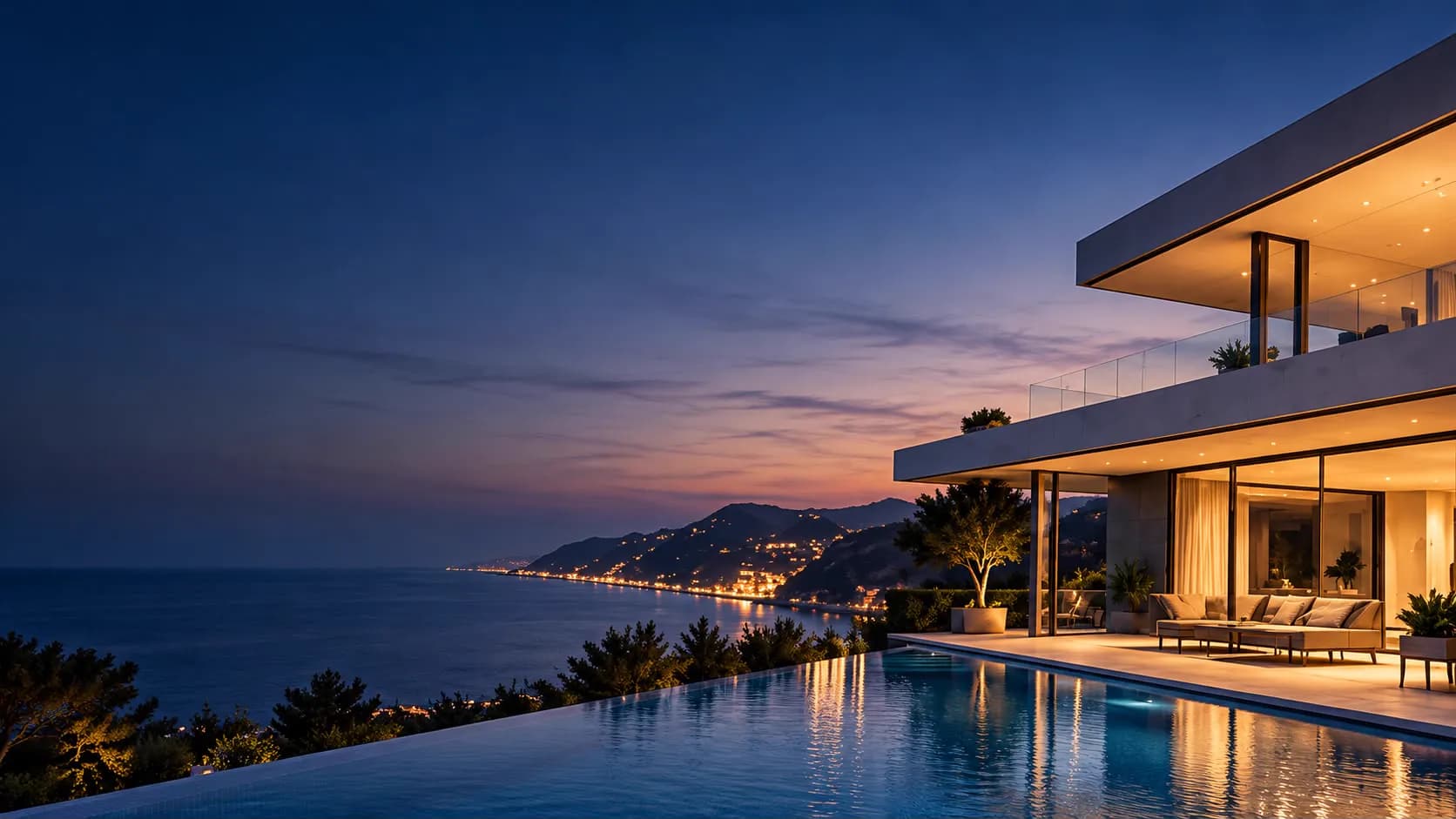 Maison contemporaine avec piscine face à la mer, à la tombée de la nuit